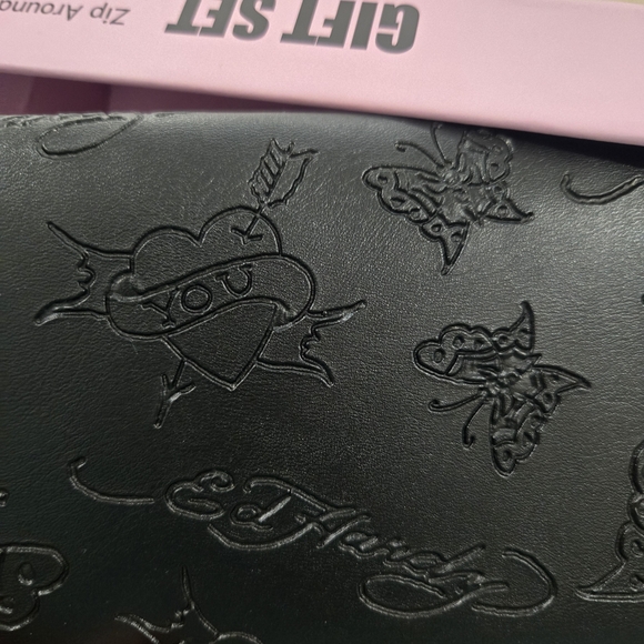 Ed Hardy Black Wallet and Key Ring Gift Set - Picture 8 of 10
